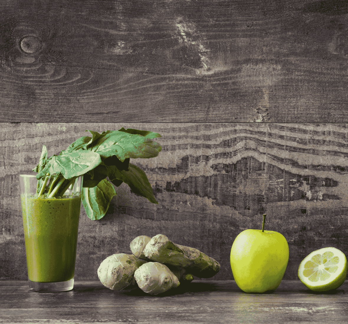 Ingredientes naturais para detox em janeiro, como espinafres, gengibre, maçã e pepino, num ambiente simples e equilibrado