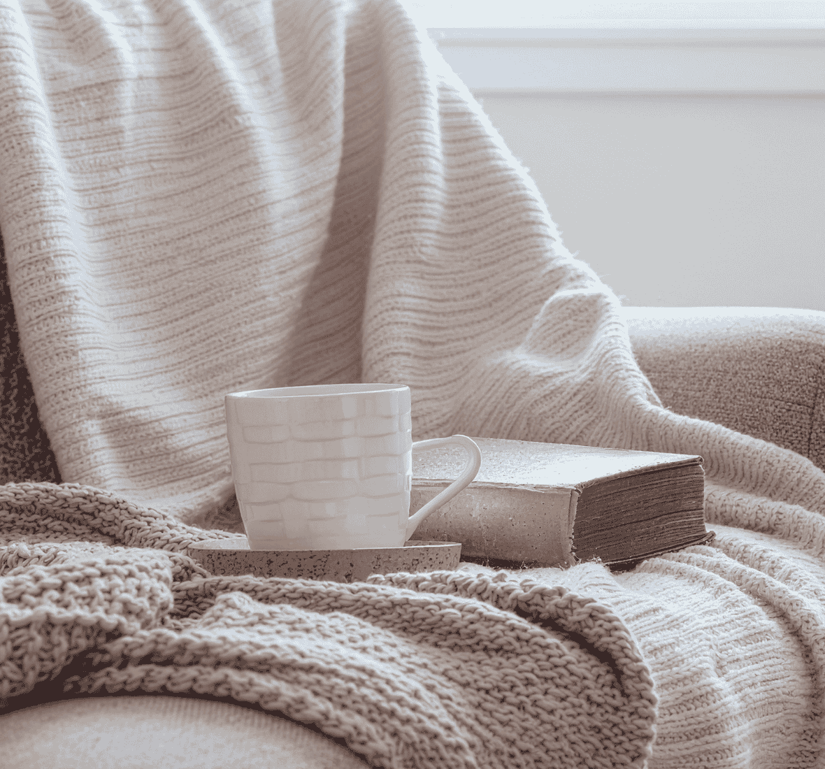 Momento de autocuidado e equilíbrio entre festas de fim de ano, com chá quente e pausa consciente num ambiente acolhedor de inverno