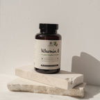Frasco de Vitaminas B Complexo da Surpresa Natural sobre blocos claros