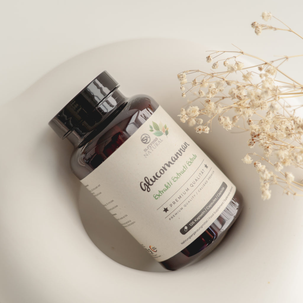 Frasco de glucomanano da Surpresa Natural inclinado sobre fundo claro