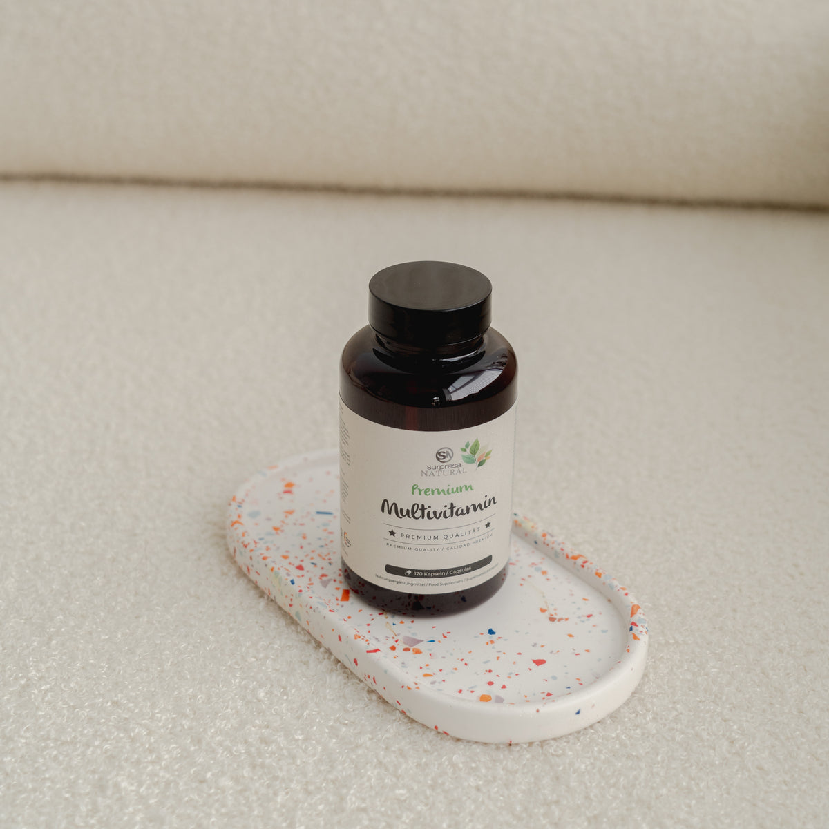 Frasco de Multivitamina Surpresa Natural sobre base clara em ambiente minimalista